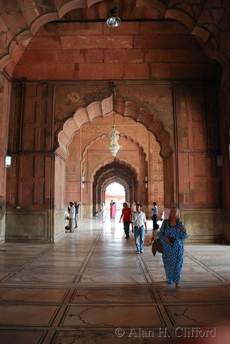 Margaret covers her flesh in blue with white dots in the Jami Masgid mosque