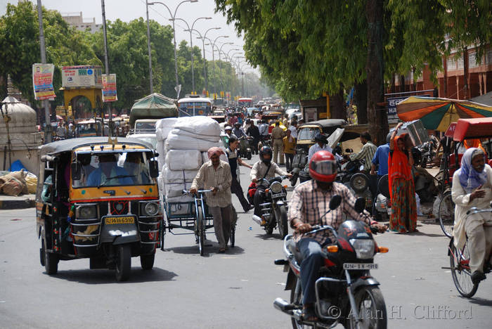 Traffic approaching Badi Chaupar, Jaipur